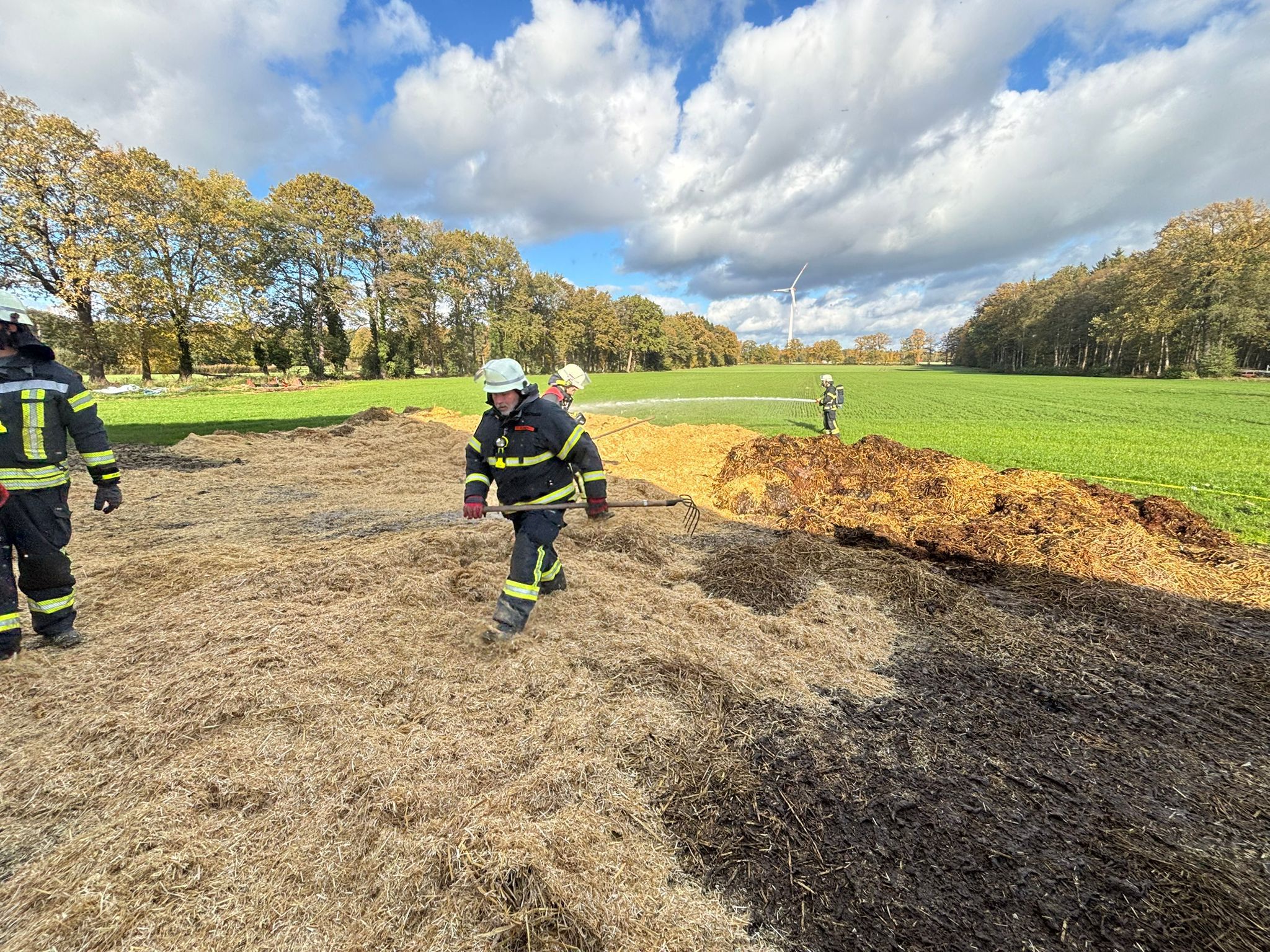 Einsatzkräfte bei der Arbeit