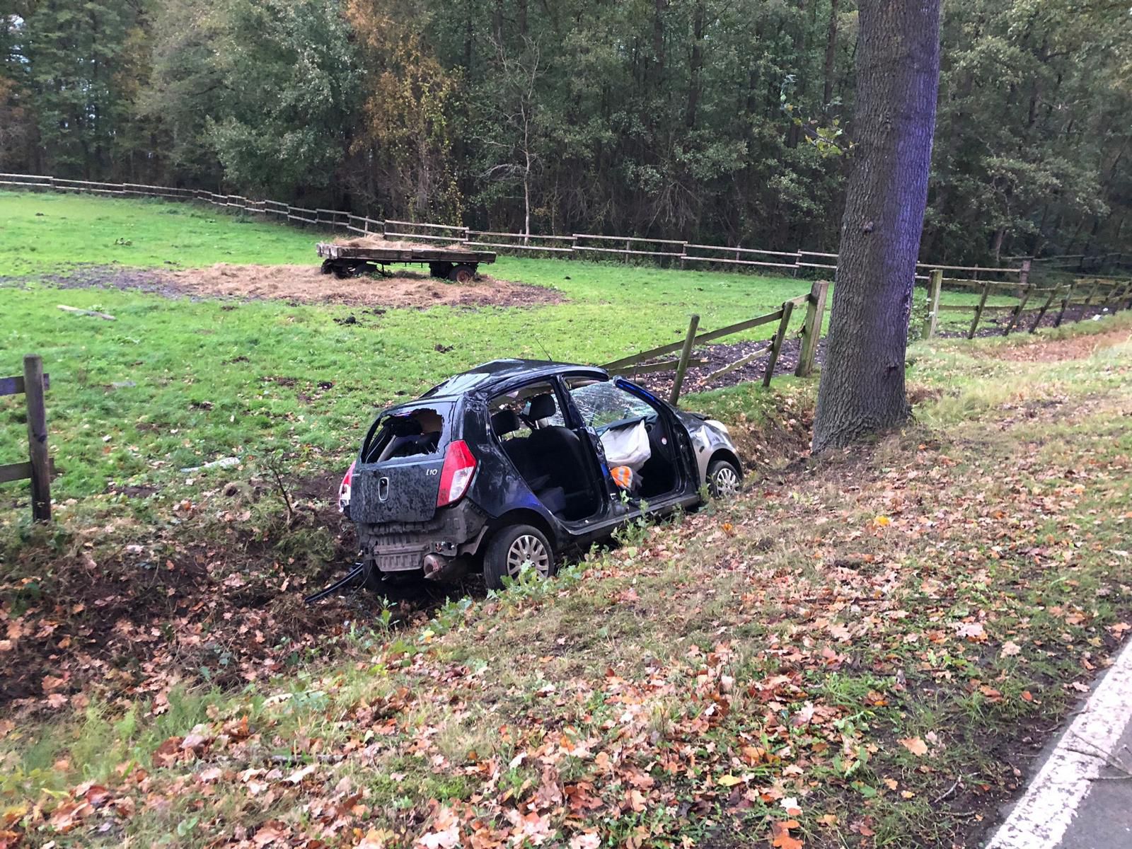 Verkehrsunfall Auto gegen Baum 2